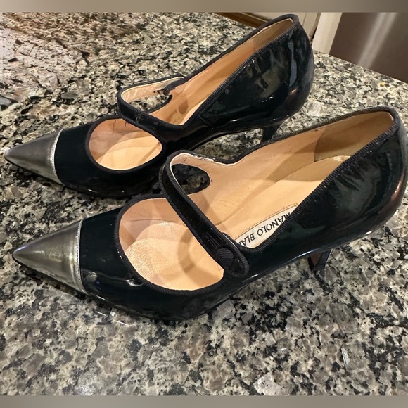 Manolo Blahnik Patent Leather Silver Cap-Toe Mary Jane Pumps - Size 35.5 - Picture 6 of 9